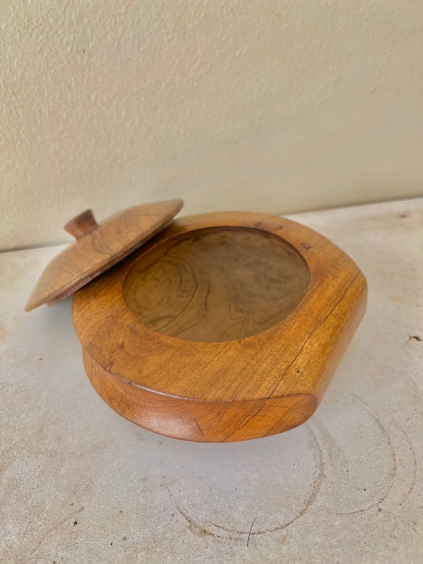 Isaka Wooden Bowel with lid